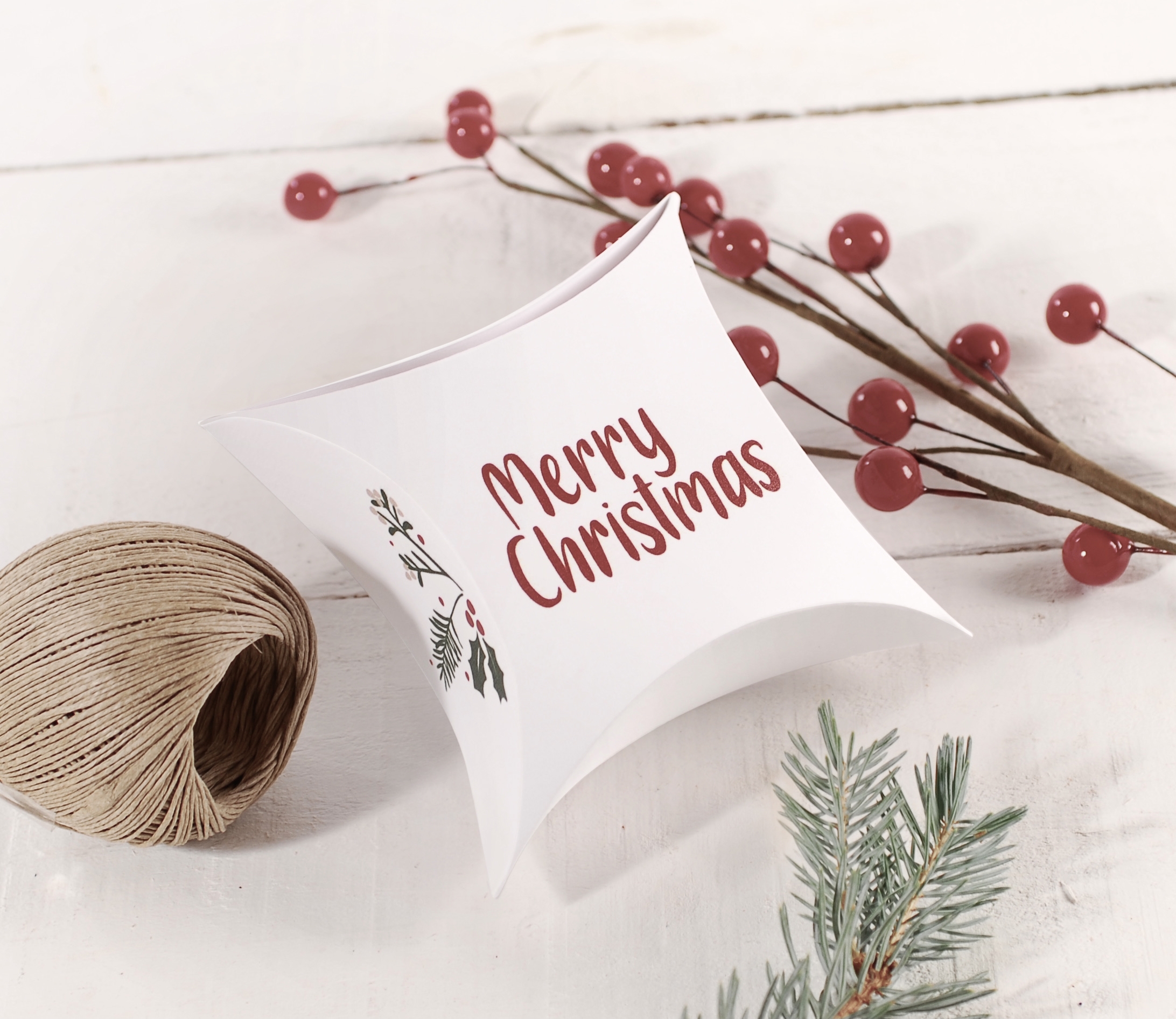 Coffret de Noël pour bijoux, en carton pour les petits cadeaux avec une  impression de lettres Merry Christmas en rouge.