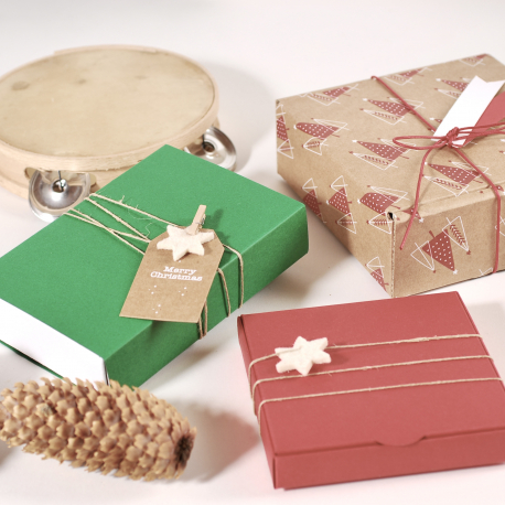 Petite boîte avec des décorations de Noël