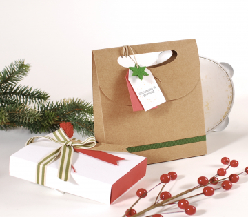 Petite boîte avec des décorations de Noël
