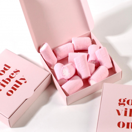 Boîte carrée rose pour les bonbons