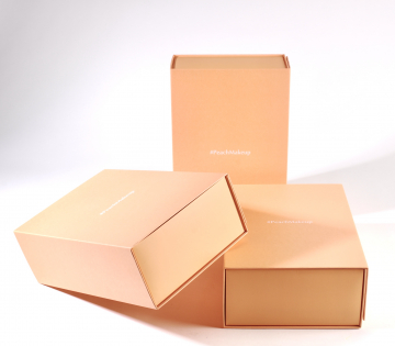 Boîte doublée avec fond en carton pliable