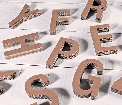 Petites lettres majuscules en carton