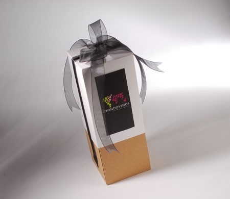 Boîte pour des vins avec noeud et une étiquette imprimée