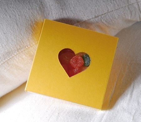 Boîte avec un coeur perforé