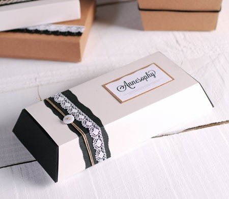 Boîte Cadeau avec Ruban et Broderie
