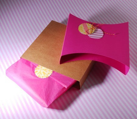 Boîte avec Dépouiller Rose et Baker's Twine Boîte avec Dépouiller Rose et Baker's Twine