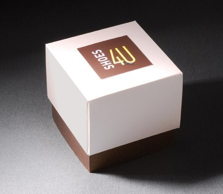 Petite boîte en carton avec...