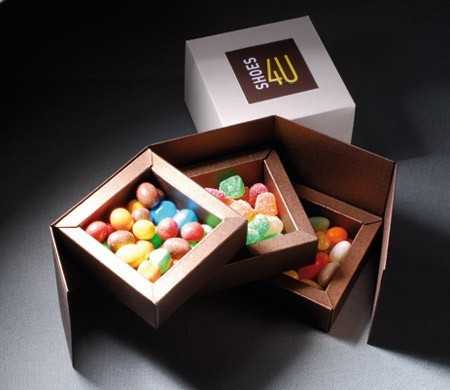 Petite boîte en carton avec compartiments Petite boîte en carton avec compartiments