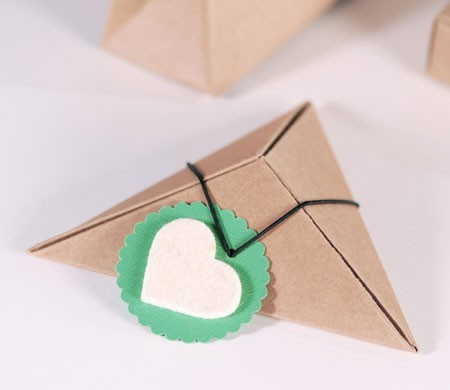 Petite boîte cadeau triangulaire
