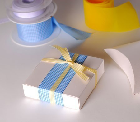 Boîte cadeau avec noeuds
