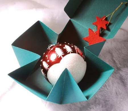 Boîte carrée pour les cadeaux de Noël Boîte carrée pour les cadeaux de Noël