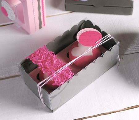 Boîte pour Deux Cupcakes Décorée avec des Confettis Boîte pour Deux Cupcakes Décorée avec des Confettis