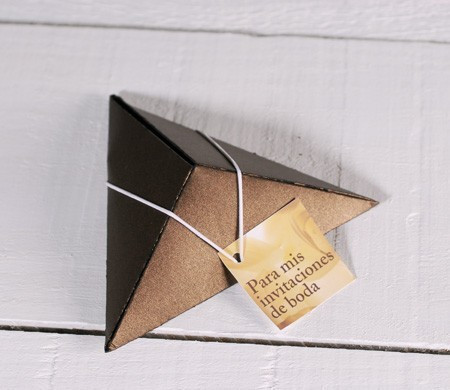 Boîte pyramidal pour des invitations de mariage