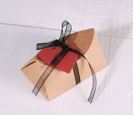 Boîte avec noeud et un coeur de feutre