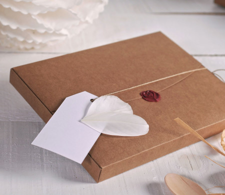Boîte Décorée avec de la Cire à Cacheter et des Plumes