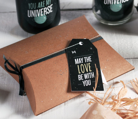 Boîte cadeau décorée sur le...