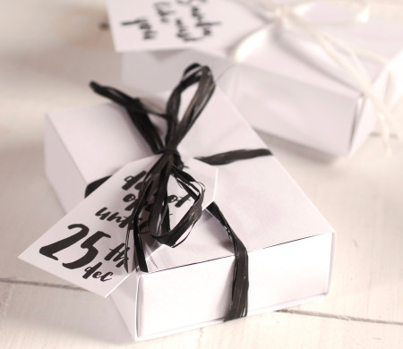 Boîte avec des Étiquettes de Noël