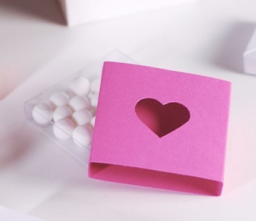 Romantique boîte rose avec un coeur