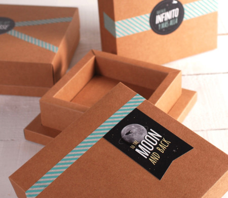 Boîte Kraft Décorée avec des Autocollants