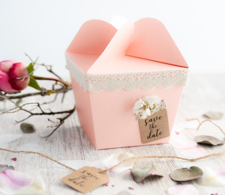 Scatola regalo con chiusura a forma di fiore