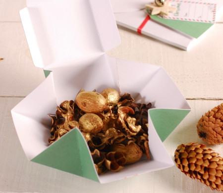 Boîte carrée décorée pour Noël