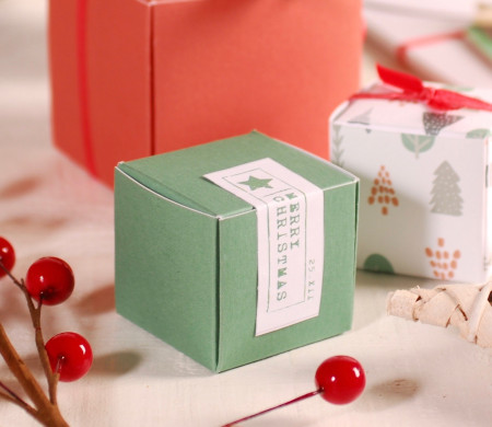 Boîte carrée avec décoration simple de Noël Boîte carrée avec décoration simple de Noël