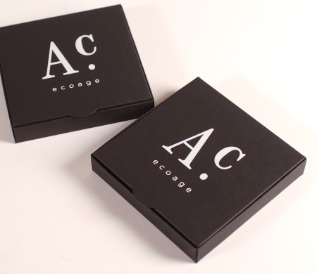 Boîte noire avec lettres blanches Boîte noire avec lettres blanches