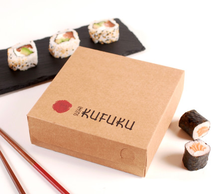boîte carrée pour sushis varié