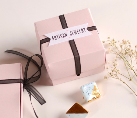 Boîte à bijoux avec nœud