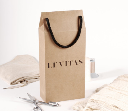 boîte cadeau avec poignées pour vêtements