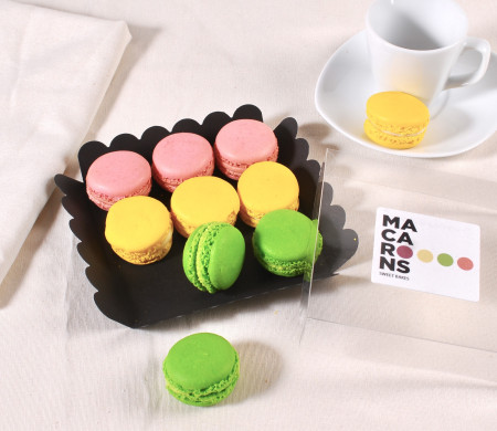 Boîte carrée pour macarons avec étiquette.