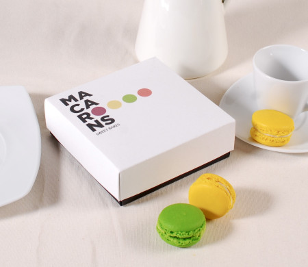 Boîte carrée pour offrir des macarons.