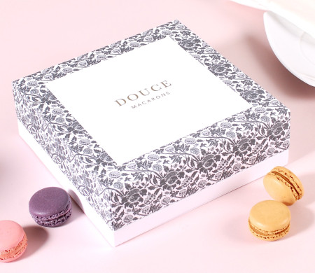 Boîte carrée avec couvercle pour macarons.