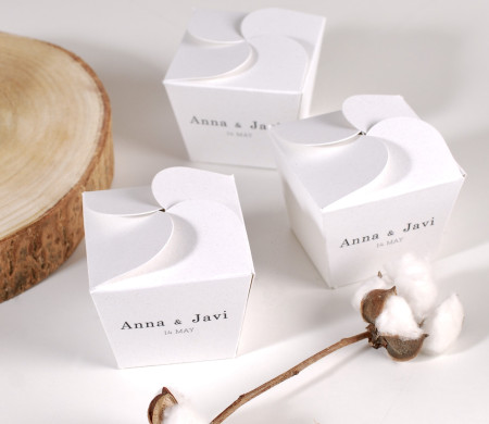 Boîte avec fermeture à fleurs pour les cadeaux de mariage