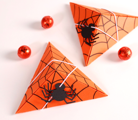 Boîte triangulaire pour...