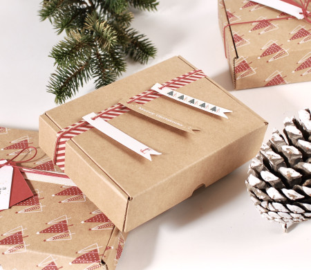 Boîte d'expédition avec décorations de Noël Boîte d'expédition avec décorations de Noël