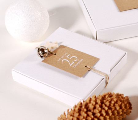 Boîte en carton plat avec décoration de Noël 