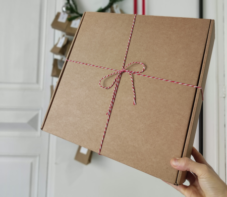 Boîte d'expédition en carton avec décoration de Noël 
