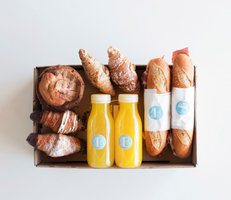 Plateau en carton pour les petits-déjeuners à emporter