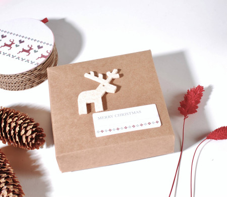 Boîte carrée avec couvercle et base pour les surprises de Noël Boîte carrée avec couvercle et base pour les surprises de Noël