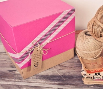 Boîte cadeau rose avec cordon kraft