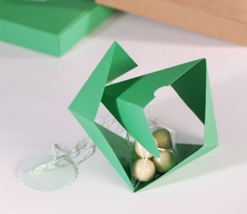 Petite boîte à bonbons triangulaire verte