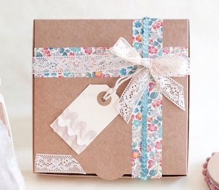 Jolie boîte cadeau avec noeud et ruban fleuri