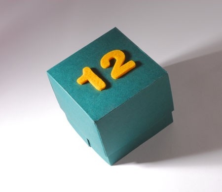 Boîte avec numéros en feutre