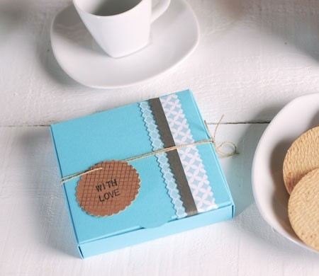 Boîte bleue pour des cookies et biscuits