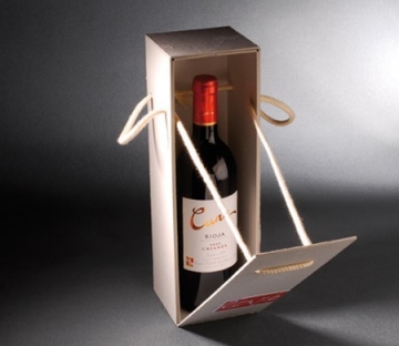 Boîte avec étiquette pour une bouteille de vin