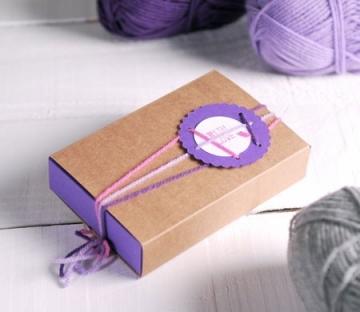 Boîte bicolore décorée avec de la laine