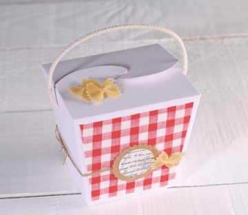 Boîte cadeau décorée avec des pâtes
