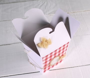 Boîte cadeau décorée avec des pâtes