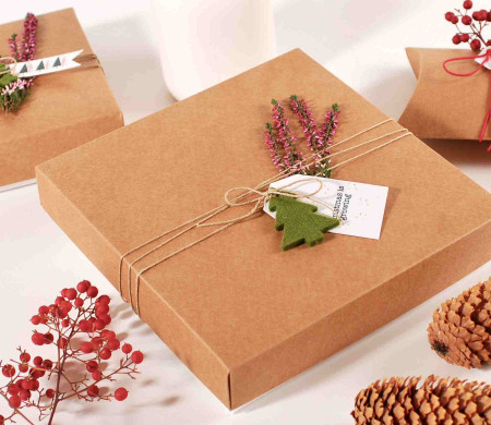 Boîte cadeau plate en carton avec décorations de Noël